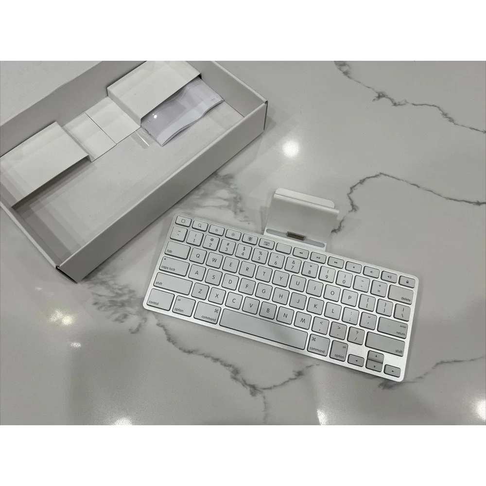 NICE  Genuine Apple A1359 Keyboard Dock for 30-Pin iPad (1st/2nd/3rd Generation)